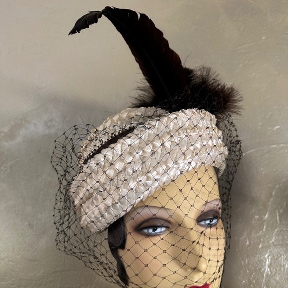 ELEGANT 1960S\' OFF-WHITE STRAW HAT WITH BROWN FEATHER TRIM + VEIL main image 11